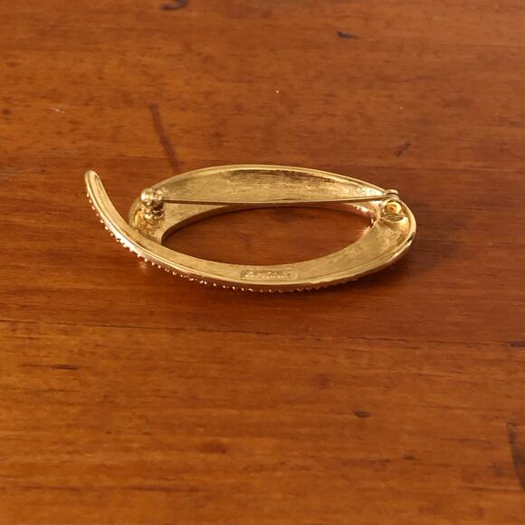 Vintage Stylish 1980’s Monet Signed Gold Tone Swirl Textured Brooch - Picture 5 of 5